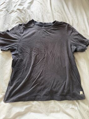 Vuori Short Sleeve Crew Tee in navy